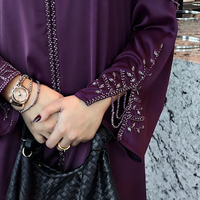 Robe Abaya Femme Fermée en Satin Bordeaux OEM avec Décoration Cristal, Robe de Soirée Élégante et Modeste pour l'Aïd, Idéale pour l'Été et les Fêtes Musulmanes