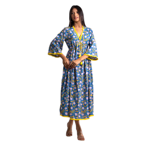 Robe jaune à manches volantées et imprimé floral bleu pour femme, avec col en V et style stringer, légèrement évasée pour un look décontracté et élégant. - Product Image 1