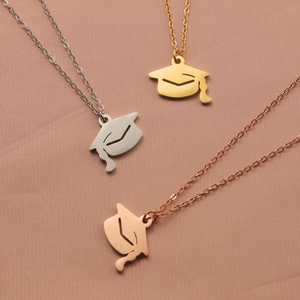 Nouveau Collier Tendance en Acier Inoxydable Plaqué Or avec Pendentif Chapeau de Docteur, Idéal pour Cadeau d'Ami ou de Célébration de Diplôme - Product Image 1