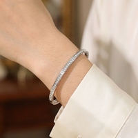 Bracelet jonc ouvrable en acier inoxydable avec strass pour femme – Chic, étanche, polyvalent pour les fêtes et le quotidien