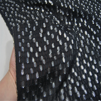 Tissu en Soie Métallique Noir Brillant Unique avec Motifs Floraux, Confortable et Luxueux, Idéal pour Robes Personnalisées Printanières pour Femmes