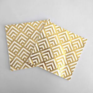 Serviettes carrées à motifs damiers estampées or, serviettes carrées imprimées luxueuses et de luxe léger, parfaites pour les fêtes. - Product Image 4