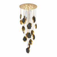 Grand lustre pour escalier en colimaçon, moderne et luxueux, en cuivre forgé à la main avec texture martelée, lampe suspendue LED, cristaux transparents en forme de glaçon, doré