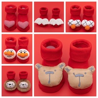 Nouvelles chaussettes décontractées pour bébé, en coton tricoté, respirantes, antidérapantes, avec logo 3D mignon de dessin animé, chaudes pour l'automne, rouges, pour fille