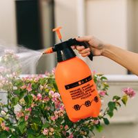 Botol semprot plastik genggam portabel, pompa tekanan taman Mini Manual 2L untuk kabut dan penyiraman ringan