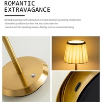 Vente en gros Mini lampe de table décorative rechargeable à gradateur tactile en tissu sans fil doré