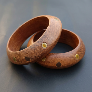 Brazalete Étnico Ancho de Madera con Incrustaciones de Oro y Vetas Naturales - Product Image 1