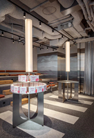 Design d'intérieur de café éco-responsable de style industriel, décoration murale en brique apparente, mobilier de café vintage, éclairage LED