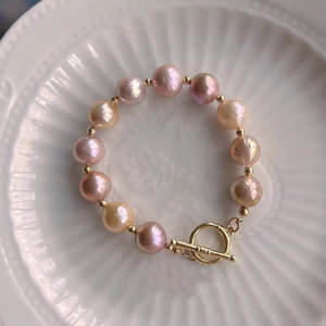 Bracelet en perles naturelles roses et violettes de style baroque Edison, tendance OT, avec peau froissée, design baroque élégant, bracelet artisanal - Product Image 1