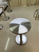 Ensemble de table et de chaises de salle à manger modernes en acier inoxydable pour hôtel et usage commercial, durable et imperméable