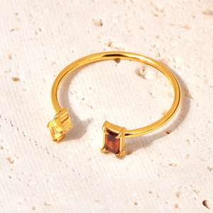 خاتم من التيتانيوم والفولاذ المقاوم للصدأ مطلي بالذهب مع الزركون، تصميم بسيط وفريد بأسلوب مجرد مستوحى من الفضائيين، خطان متناسقان عصريان - Product Image 3