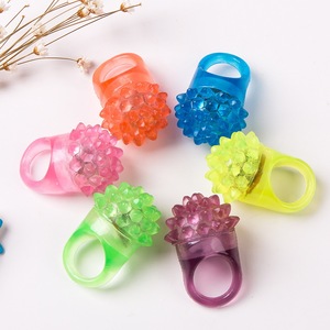 Anello luminoso a <span class=keywords><strong>LED</strong></span>-anelli morbidi lampeggianti colorati nuovi Glow in the Dark feste bomboniere per adulti bambini festa regali di Halloween