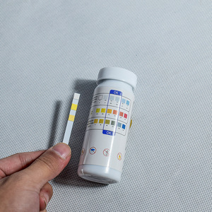 Tiras de prueba para piscinas, multiparámetro, para análisis de la calidad del agua, detección de cloro, pH y alcalinidad. - Product Image 3