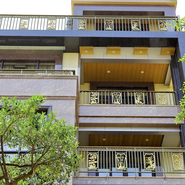 Decorazione del balcone in alluminio verticale tubo quadrato in metallo disegni per la scuola hotel modello intaglio balaustra corrimano recinzione