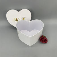 Boîte d'emballage pour fleurs en carton recyclé avec logo personnalisé en forme de cœur, revêtement UV et gaufrage, pour la Saint-Valentin 2026