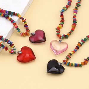 Collier bohème coloré en pierres naturelles concassées avec grand pendentif cœur en verre rouge, chaîne de clavicule tendance pour femme - Product Image 2