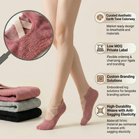 Chaussettes de yoga antidérapantes personnalisées en gros avec logo OEM, avec sangles croisées, chaussettes de Pilates et de barre antidérapantes, chaussettes de yoga en coton pour femmes