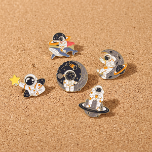 Pins en émail personnalisés sur le thème de l'espace, badges de revers mignons avec des motifs de planètes, de lunes et de fusées, pour sacs à dos, cadeaux et souvenirs - Product Image 4