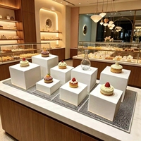 Présentoirs en stratifié blanc personnalisables avec blocs cubiques multi-tailles pour boulangerie et pâtisserie