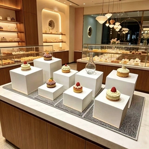 Présentoirs en stratifié blanc personnalisables avec blocs cubiques multi-tailles pour boulangerie et pâtisserie - Product Image 2