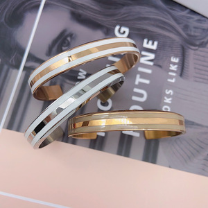 Thép Không Gỉ Phiên Bản Rộng Gốm Chữ Vàng Hồng Mở Vòng Đeo Tay Đôi - Product Image 3