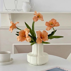 Vase de fleurs artificielles en plastique léger Kch pour décoration de salon, ornement d'anniversaire - Product Image 3