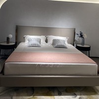 Lit king-size moderne en bois avec tête de lit capitonnée en cuir Orangefurn