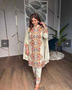 Un ensemble de 3 pantalons kurti blancs parfaits pour un look diwali avec du coton dupatta et une broderie lourde également magnifique pour une fête ou un mariage - Product Image 3