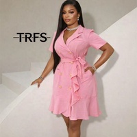 Robe de Carrière Élégante pour Femmes Grande Taille, Double Boutonnage, Couleur Caramel, Plissée, Manches Mi-Longues, 100% Polyester, Longueur Mi-Mollet, Collection Automne