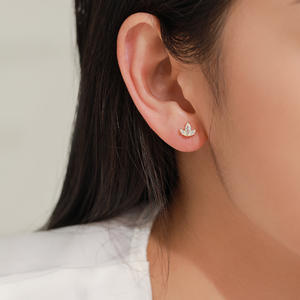 Pendientes de Corona Pequeña con Circonita Cúbica de Corte Marquesa en Plata de Ley S925, Versión de Cobre Personalizable - Exclusivo para Mujeres - Product Image 5