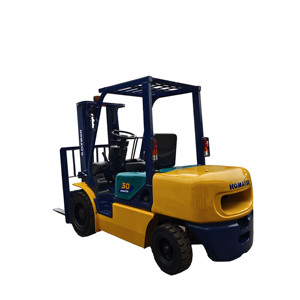 Chariot élévateur Komatsu FD30 d'occasion importé, 2-5 tonnes, TCM, avec moteur diesel, déplaceur latéral hydraulique, pneus pleins pour utilisation en extérieur - Product Image 1