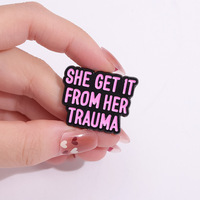 Großhandel Metall-Emaille-Anstecknadeln 'She Got It From Her Trauma' Broschen Reversnadeln Neujahrs-Jubiläums-Schmuckgeschenk