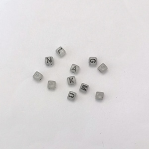 Vente en gros de perles d'espacement en vrac de l'alphabet phosphorescent de 500g de 5mm cube carré perle de lettre lumineuse pour l'amitié bijoux artisanat bricolage - Product Image 4