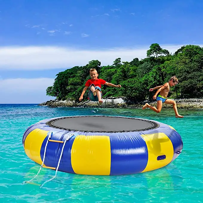 Trampolín de agua flotante inflable con tobogán para parque de atracciones, Popular