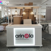 Chariot de bar mobile à panneaux cannelés blancs LEDA, luminaires suspendus en verre, logo rétroéclairé LED personnalisé, chariot à desserts pour événements de mariage