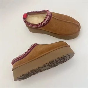 OEM&ODM Bottes d'hiver courtes en laine pour femmes, modèle Uggs Mini, bottes chaudes en peau, bottes confortables, bottes de neige à plateforme pour femmes - Product Image 5