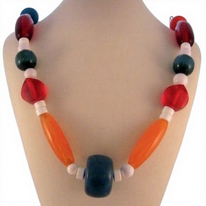 Nuevo y Exclusivo Conjunto de Collar de Cuentas de Resina Irregulares, Joyería Elegante en Amarillo y Negro, Diseño Artesanal y Moderno - Product Image 3