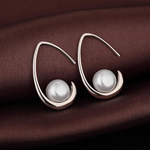 Orecchini a Cerchio in Oro Bianco E3697 con Perla Coltivata Incastonata, Stile Minimalista per l'Uso Quotidiano Femminile - Product Image 3