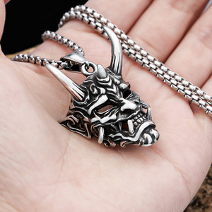 Yunnique Hannya Demon Mask Pendentif Masque de Démon Cornes Argentées Collier Rétro en Acier Inoxydable Bijoux Chaîne Tendance pour Femme - Product Image 4
