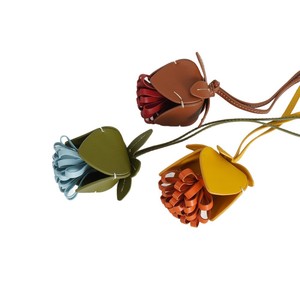 Abalorios de cuero para bolsos con forma de camelia, coloridos, hechos a mano, para accesorios de bolsos, Invierno 2025 - Product Image 5