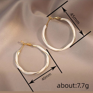 Orecchini a Cerchio Smaltati con Ghirlanda Natalizia per Donne, Gioielli alla Moda per le Festività - Product Image 4