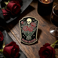 Broches personnalisées en forme d'os, vente en gros, bouquet de roses effrayant, squelette, décoration d'Halloween, épingles en émail dur, broches métalliques personnalisées