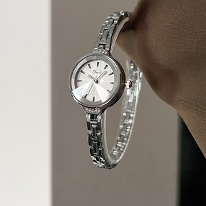 นาฬิกาข้อมือโลหะหรูหราดีไซน์เรียบง่ายสง่างามสำหรับสุภาพสตรี รุ่นควอตซ์ ปี 2025 - Product Image 3
