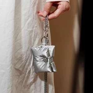 Cadena Plateada Original para Estuche de <span class=keywords><strong>AirPods</strong></span> Pro 2, Funda Acolchada para Auriculares Inalámbricos Apple 4/3 con Correa Cruzada, Almacenamiento Moderno - Product Image 3