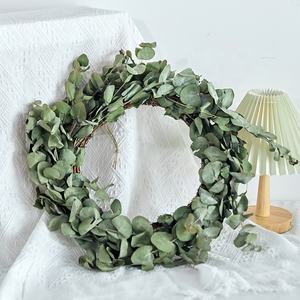 Couronnes d'<span class=keywords><strong>eucalyptus</strong></span> naturels Fleurs séchées Porte d'entrée Guirlandes de Noël pour la fête des mères et la Saint-Valentin - Product Image 1