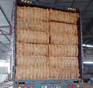 Bales de fibres de coco naturelles brun doré, longueur 5 à 25 cm, matériau écologique pour le rembourrage de canapés, matelas et agriculture - Product Image 1