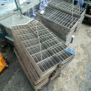 <span class=keywords><strong>Plaque</strong></span> de drainage carrée en acier inoxydable moderne, couvercle de trou d'homme invisible pour parc villa gym, grille décorative de sortie d'égout - Product Image 6