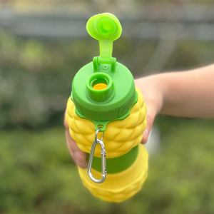 OUYADA <span class=keywords><strong>forma</strong></span> di ananas uso esterno facile da trasportare portatile per uso alimentare 700ML Silicone pieghevole pieghevole bottiglia d'<span class=keywords><strong>acqua</strong></span> - Product Image 3