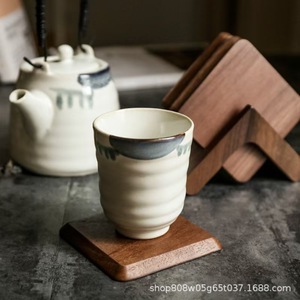 Posavasos cuadrados de madera hechos a medida, color madera natural, madera maciza, aislantes del calor, para tazas de té y café, uso en escritorio. - Product Image 4