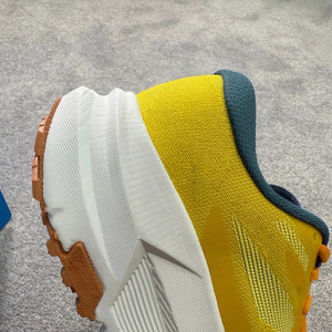 Une gamme complète de chaussures de sport et décontractées en tissu mesh respirant et confortable pour hommes et femmes, une marque très vendue - Product Image 1